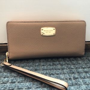 Michael Kors Travel Continental Leather Wristlet